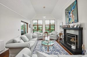 ein Wohnzimmer mit Couch und Kamin in der Unterkunft River Cottage - Causeway Coast - Coleraine in Fish Loughan