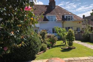 a house with a garden in front of it at April Cottage in Lymington