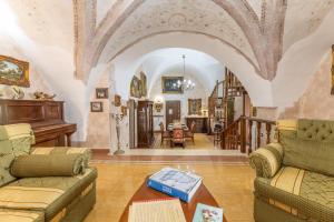 Una sala de estar con dos sofás y una mesa. en Casa Oasi del Mare, en Gallipoli