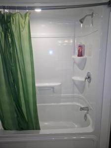 Ένα μπάνιο στο Chic and new private apartment in Dieppe