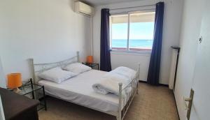 une chambre avec un lit et une fenêtre avec l'océan dans l'établissement T3, 6 pers, cv, vue mer exceptionnelle, parking, à La Grande Motte