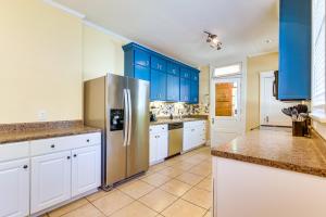 Una cocina o kitchenette en Midtown Duplex 1 Mi to Memphis Zoo and Overton Park!