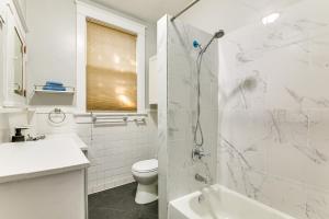 Un baño de Midtown Duplex 1 Mi to Memphis Zoo and Overton Park!