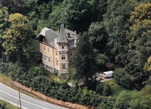 an old house on the side of a road at Villa & Hotel Am Park in Reichenbach im Vogtland