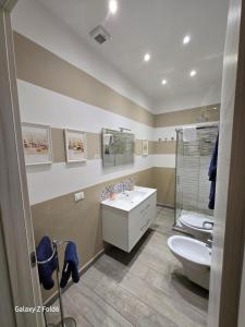 Secondopiano2 في بيزا: حمام مع حوض ومرحاض ودش