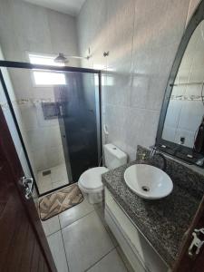 un baño con lavabo e inodoro en Pousada Gerizim, en João Pessoa 6 fotos más