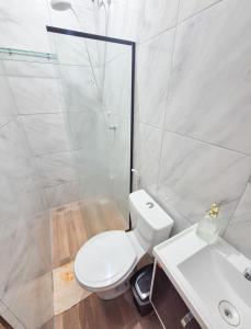 Un baño con inodoro, ducha y lavabo. en Pousada Gerizim, en João Pessoa
