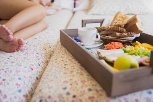 a tray of food on a bed with a tray of food at Apartamentos Los Telares in Hermigua
