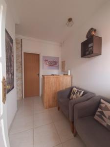 Una sala de estar con un sofá y un televisor. en Pousada Gerizim, en João Pessoa