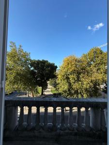 - Balcón con vistas a los árboles de la calle en Tara Homes, en Trieste