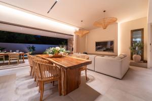 Μια τηλεόραση ή/και κέντρο ψυχαγωγίας στο Villa LaLola con piscina climatizada