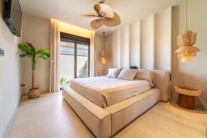 Ένα ή περισσότερα κρεβάτια σε δωμάτιο στο Villa LaLola con piscina climatizada +51 φωτογραφίες