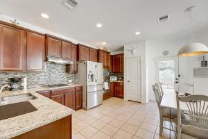 eine Küche mit Holzschränken und einem weißen Kühlschrank in der Unterkunft 5 Mi to Lake Travis Pet-Friendly Home with Yard! in Buffalo Gap