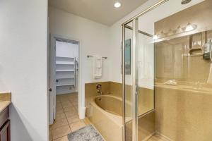 ein Badezimmer mit Badewanne und Glasdusche in der Unterkunft 5 Mi to Lake Travis Pet-Friendly Home with Yard! in Buffalo Gap + 32 Fotos
