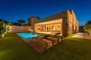 Πισίνα στο ή κοντά στο Villa LaLola con piscina climatizada