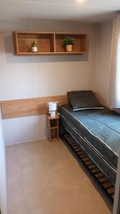 Postel nebo postele na pokoji v ubytování Mobilhome 6-8 personnes - Camping La Carabasse