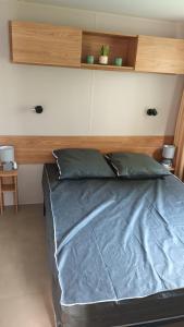 Postel nebo postele na pokoji v ubytování Mobilhome 6-8 personnes - Camping La Carabasse + 25 fotografií