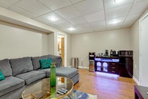 Posezení v ubytování Cozy Apt in DC Suburbs 4 Mi to Main St Laurel