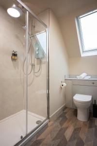 un baño con ducha y WC en Taynuilt Inn Apartments, en Taynuilt