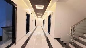 a corridor of a building with white walls and a ceiling at Hotel O ISKCON Temple Bhopal Formerly Hotel Yaswant in Islāmnagar