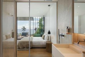 Ilhéu do GorgulhoにあるSavoy Monumentalis VII Comfort & Luxuryのベッドがあり海が見える寝室
