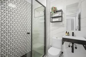 Ένα μπάνιο στο 17 Megan's Place by Host Agents +29 φωτογραφίες