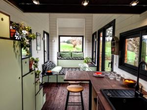 una cucina in una casetta minuscola con tavolo e sedie di Chalet en plein nature, gorges de la Dordogne a Sérandon