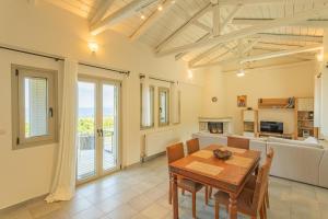 a living room with a table and a couch at Levanda in Riglia