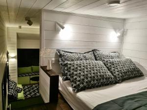 una camera da letto con un letto con testiera e cuscini di Chalet en plein nature, gorges de la Dordogne a Sérandon Altre 34 foto