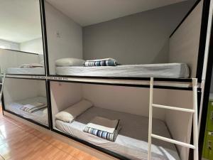 Palanda nebo palandy na pokoji v ubytování Hego Haize Zarautz Hostel + 23 fotografií