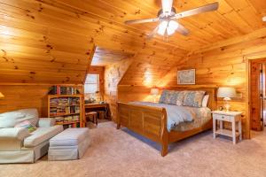 Una cama o camas en una habitación de Hemlock Hideaway