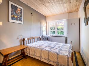 a small bedroom with a bed and a table at Juvamy gelijkvloers in Galopen