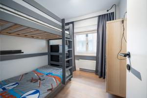 een stapelbed in een kamer met een stapelbed bij JoLi Beach Apartment in Middelkerke