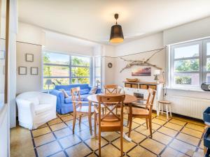 a living room with a table and chairs at Juvamy gelijkvloers in Galopen