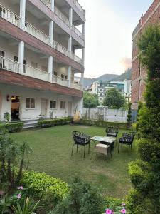 a group of chairs and a table in a yard at Ganga villa in Jāmb