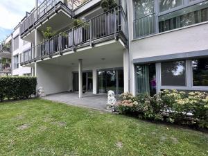 un grand bâtiment avec un balcon et une cour dans l'établissement Ferienwohnung Seeperle, à Bad Zwischenahn