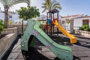 einen Spielplatz mit Rutsche in der Unterkunft Modern studio with ocean views and heated pool in Malibu Park in Adeje