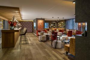 Un vestíbulo con bar, mesas y sillas. en Landhotel Weißes Roß, en Illschwang