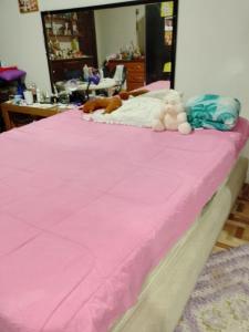 a pink bed with a teddy bear on it at ALUGUEL 500,00 diária in Belém