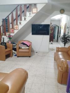 a living room with couches and a flat screen tv at ALUGUEL 500,00 diária in Belém