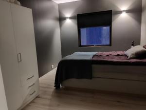 ハーシュタにあるAppartement in Harstadのベッドと窓のある寝室