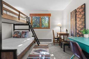 Moose Wilson RoadにあるRMR: Yarrow 2311 Condo in The AspensWilson WYの二段ベッドと机のある寝室