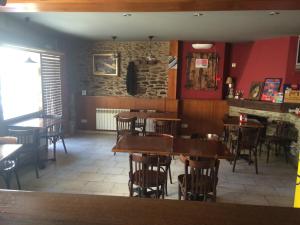 a dining room with tables and chairs in a restaurant at Hotel El Jaç in Ger