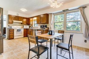 Una cocina con una mesa y sillas de madera. en Shop, Golf and Explore Home 14 Mi to Columbus!, en Reynoldsburg