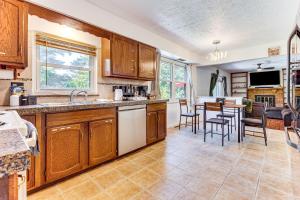 una cocina con armarios de madera, mesa y sillas en Shop, Golf and Explore Home 14 Mi to Columbus!, en Reynoldsburg 14 fotos más