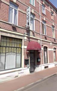 トゥールコワンにあるHôtel Le Verdyの通り赤日焼け付きのレンガ造り