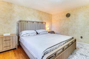 Un dormitorio con una cama grande en una habitación. en Shop, Golf and Explore Home 14 Mi to Columbus!, en Reynoldsburg