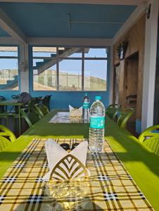 une table avec une bouteille d'eau dessus dans l'établissement DADA TOURIST COTTAGE & Camping site, à Cherrapunji
