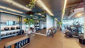 una palestra con numerose attrezzature e impianti sportivi di nhow Amsterdam Rai ad Amsterdam