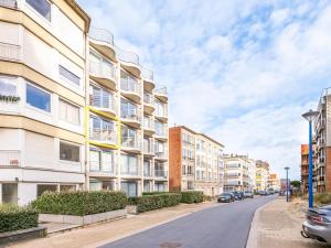 an empty street in a city with buildings at Gaston Lejeune tweede in Galopen